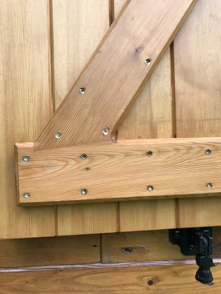 Assemblage écharpe-traverse avec épaulement, volet en pin lasuré