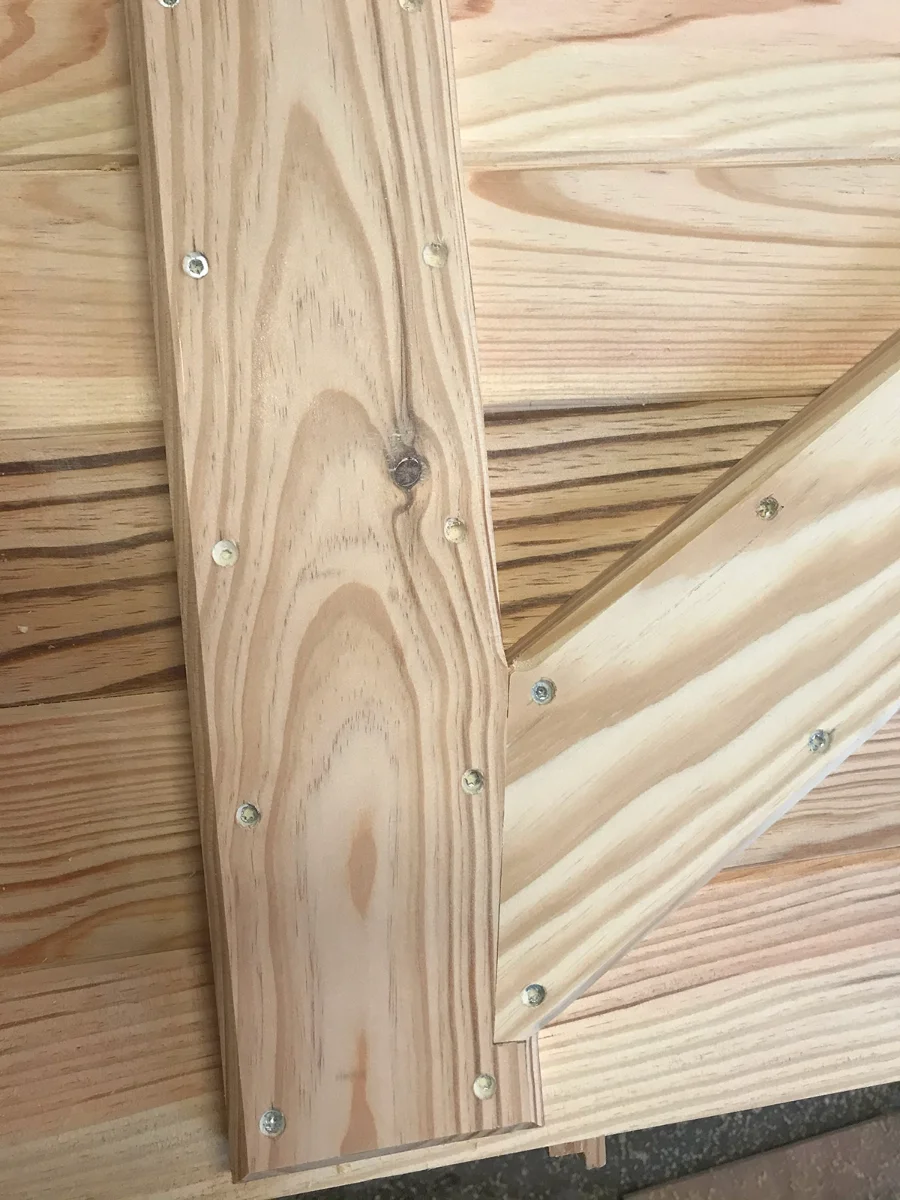 Épaulement d'angle entre montant et écharpe, avant finition