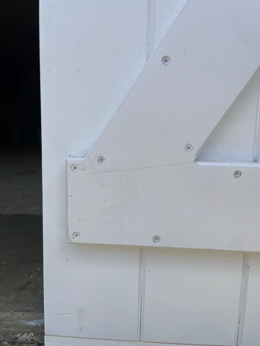 Même assemblage épaulé sur un volet peint en blanc