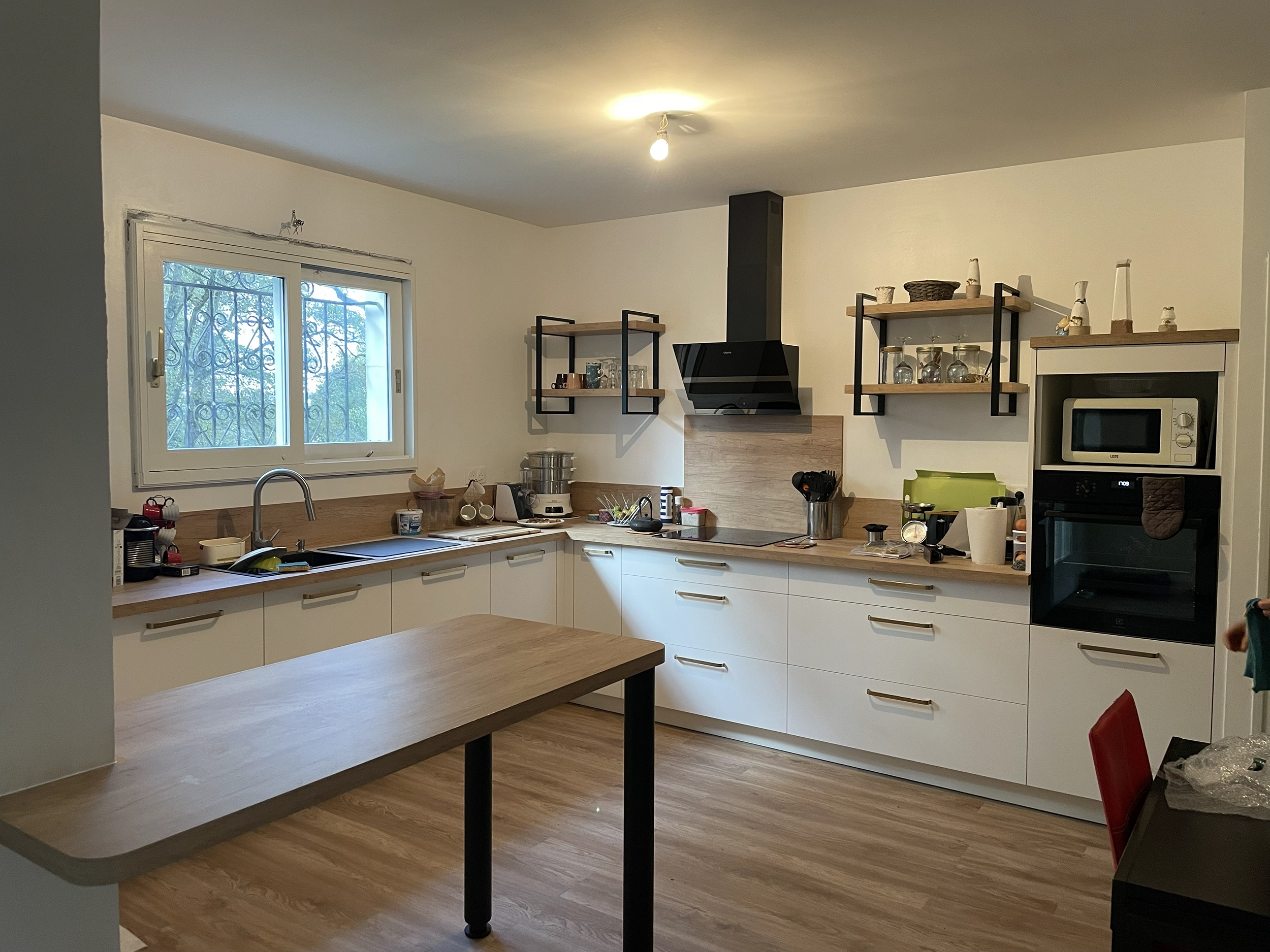 Cuisine sur mesure avec îlot bar et plan de travail à retour arrondi
