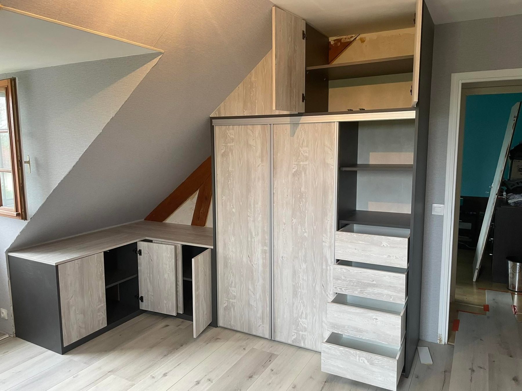 Dressing et bureau sur mesure aménagés sous pente