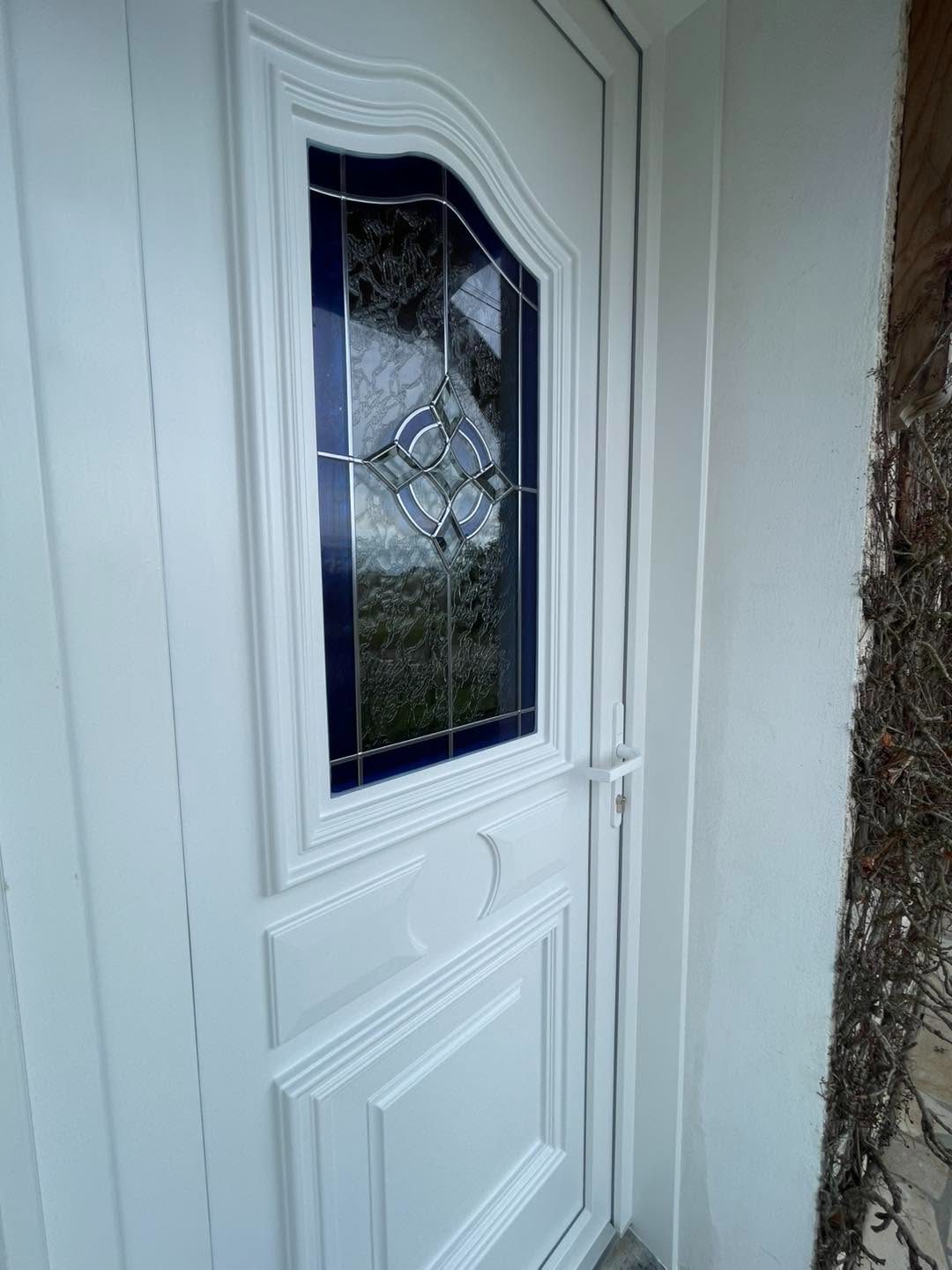 Porte d'entrée à panneaux moulurés avec vitrail plombé